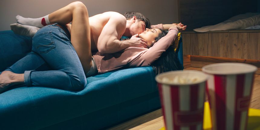 Cuplu sărutându-se în timpul unei seri cu filme erotice acasă | lovesexshop.ro sex shop