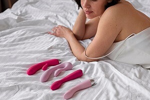 Dildo vs. Vibrator: Pro și contra, când să alegi care?